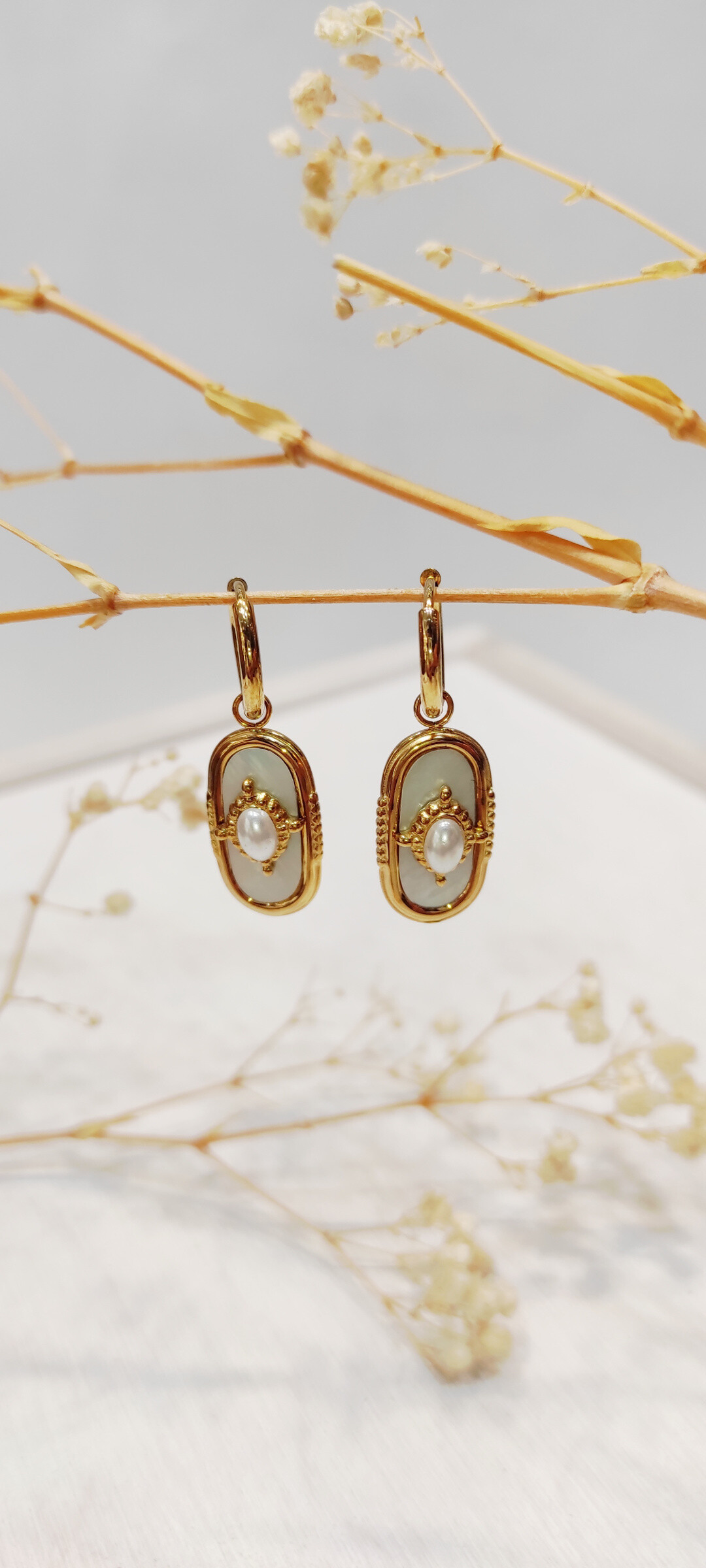 Grossiste Lolo & Yaya - Boucles d’oreilles plaque nacrée dorée Rylee en acier inoxydable