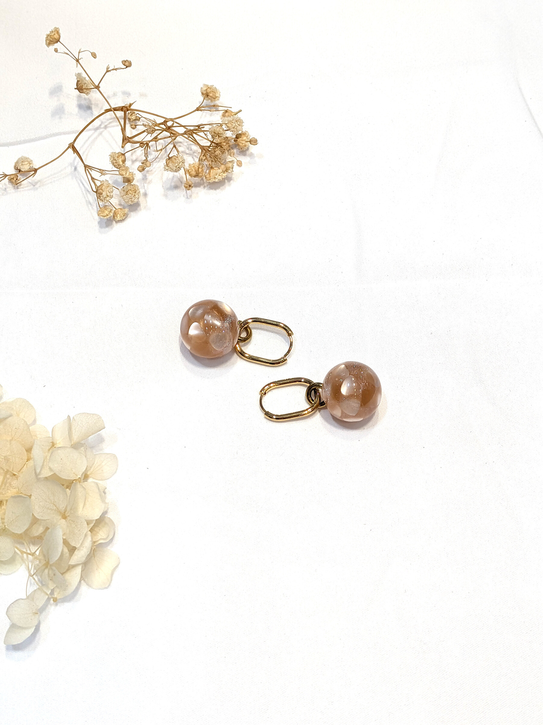 Grossiste Lolo & Yaya - Boucles d’oreilles résine et acrylique Paulette pomme en acier inoxydable