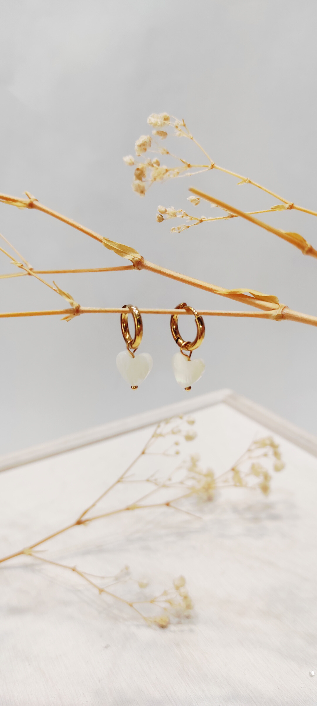 Grossiste Lolo & Yaya - Boucles d'oreilles coeur nacré Sienna en acier inoxydable