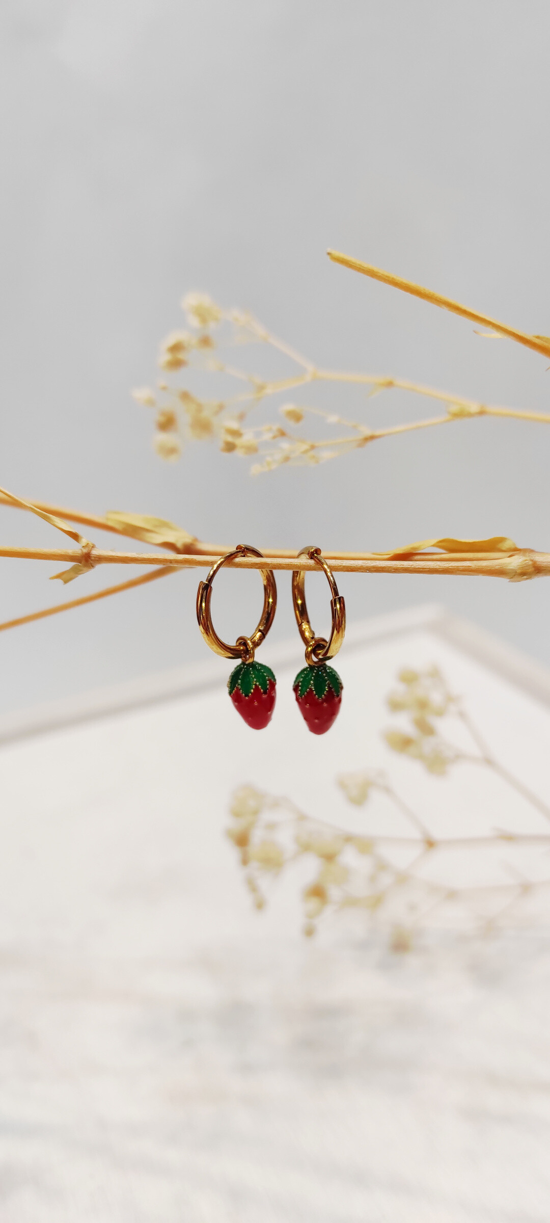 Grossiste Lolo & Yaya - Boucles d’oreilles fraise rouge Carlota en acier inoxydable