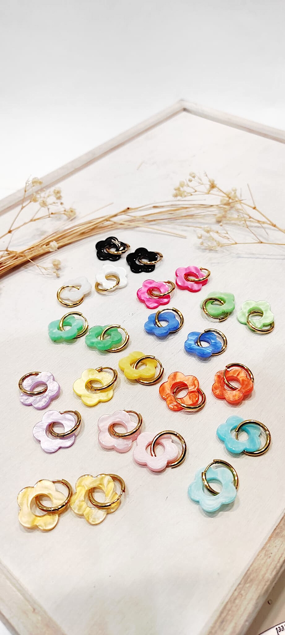 Grossiste Lolo & Yaya - Boucles d'oreilles acrylique Flora 5 pétailes, 2cm en acier