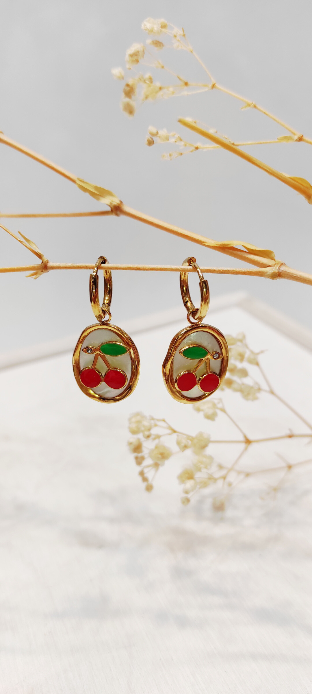 Grossiste Lolo & Yaya - Boucles d’oreilles cerise nacrée Hamley en acier inoxydable
