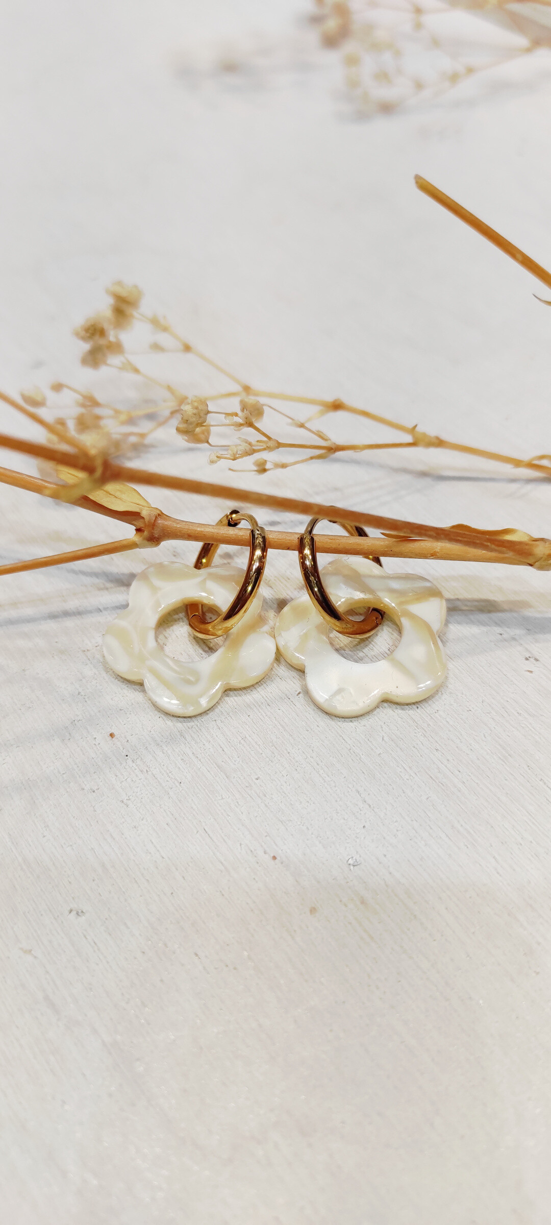 Wholesaler Lolo & Yaya - Acrylic flower earrings with stainless steel flora patterns