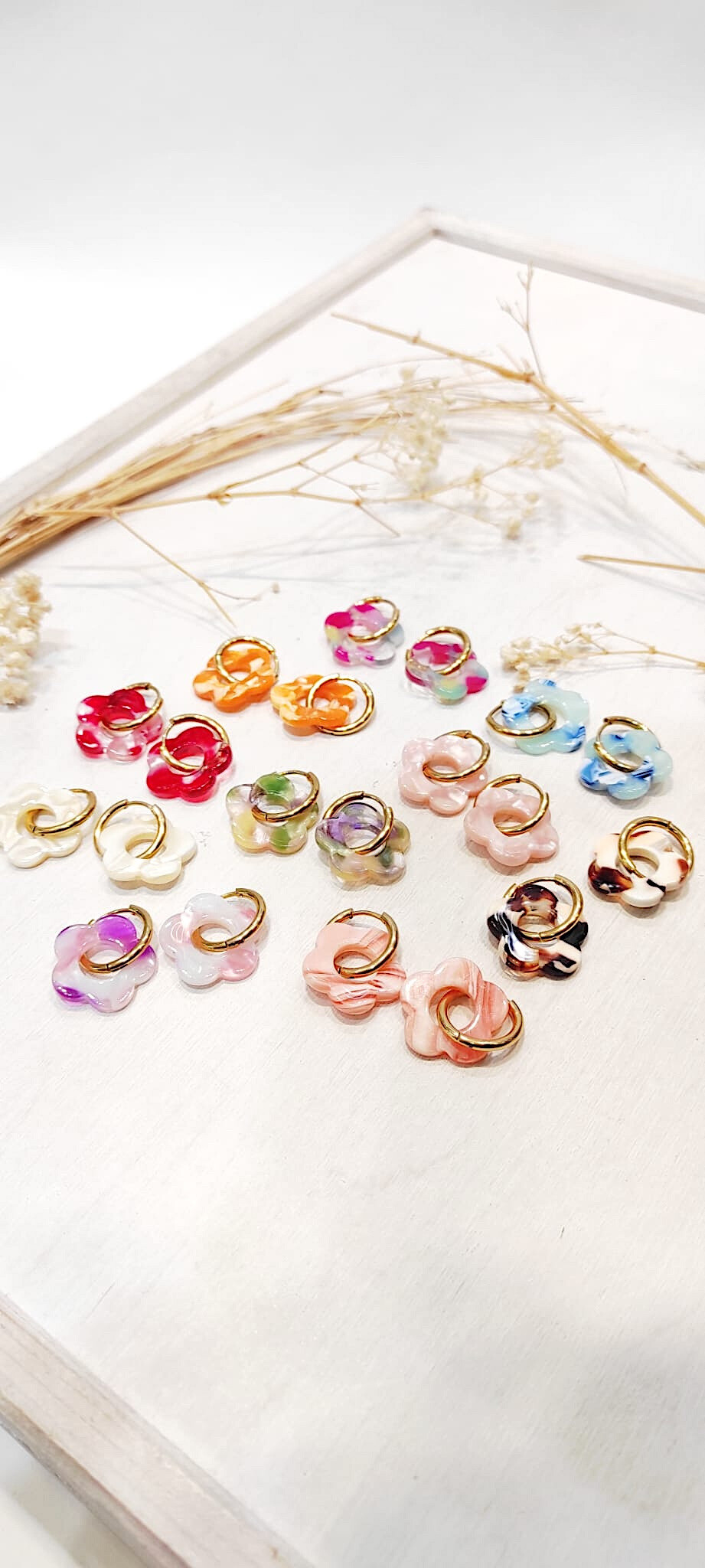 Grossiste Lolo & Yaya - Boucles d'oreilles fleurs acrylique à motifs Flora en acier inoxydable