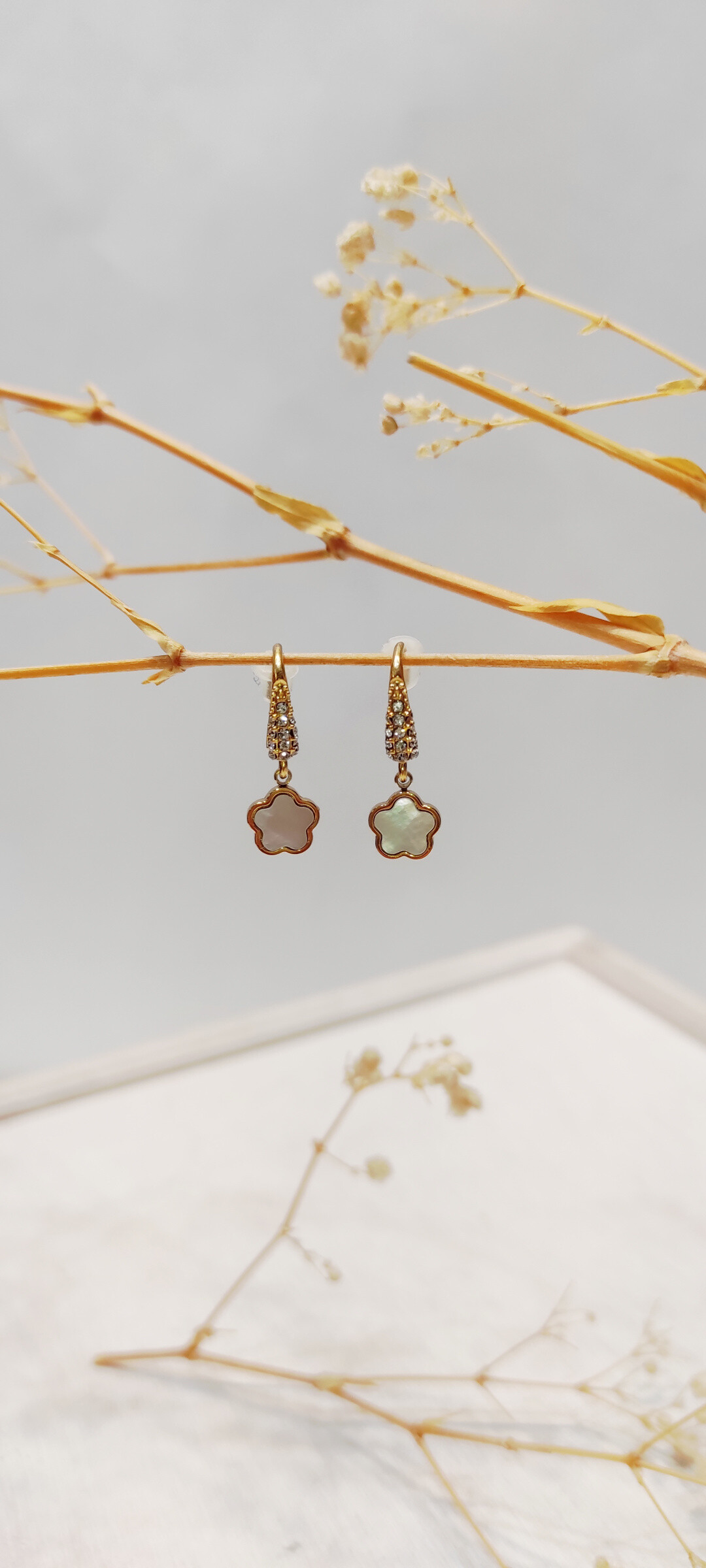 Grossiste Lolo & Yaya - Boucles d'oreilles avec fleur nacrée et strass Serenity en acier inoxydable