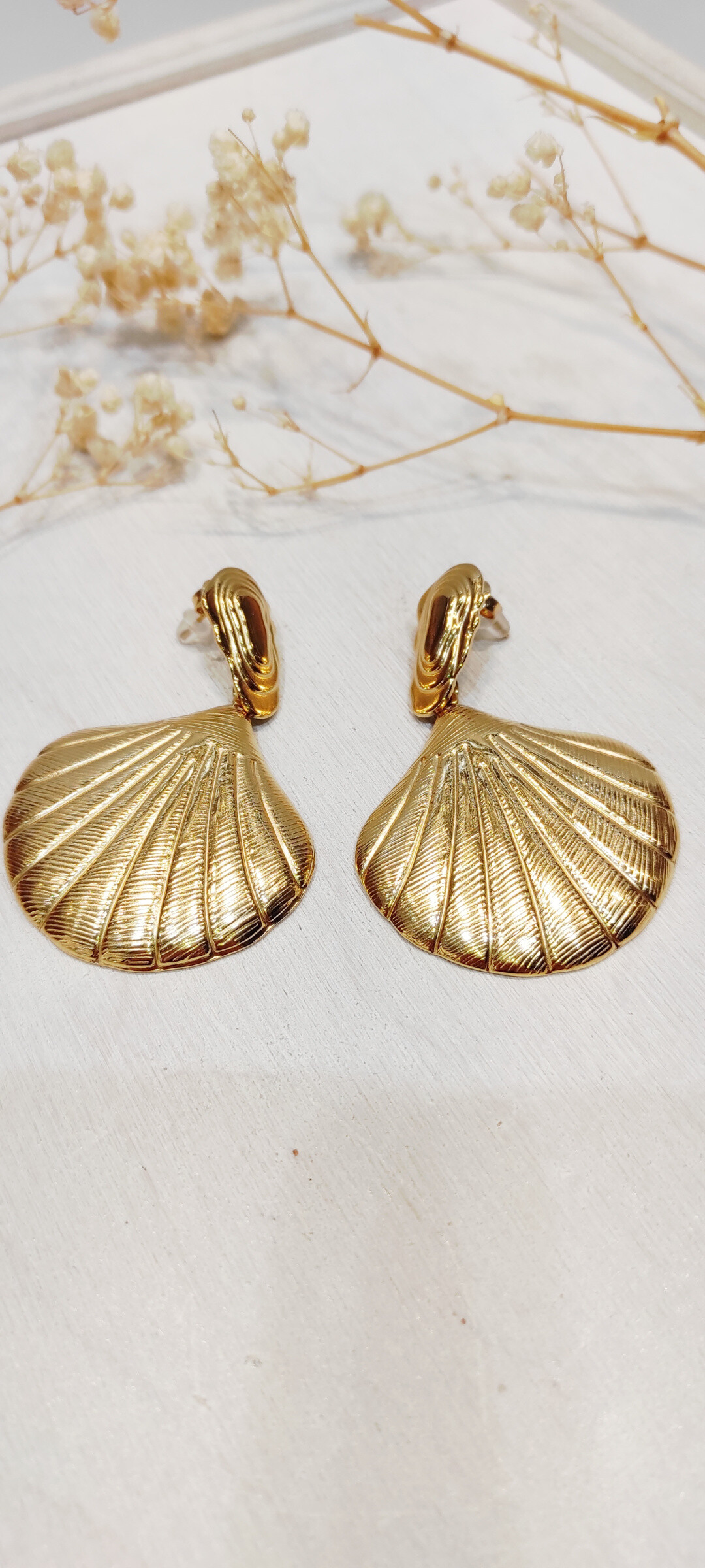 Grossiste Lolo & Yaya - Boucles d’oreilles coquillages Briana en acier inoxydable