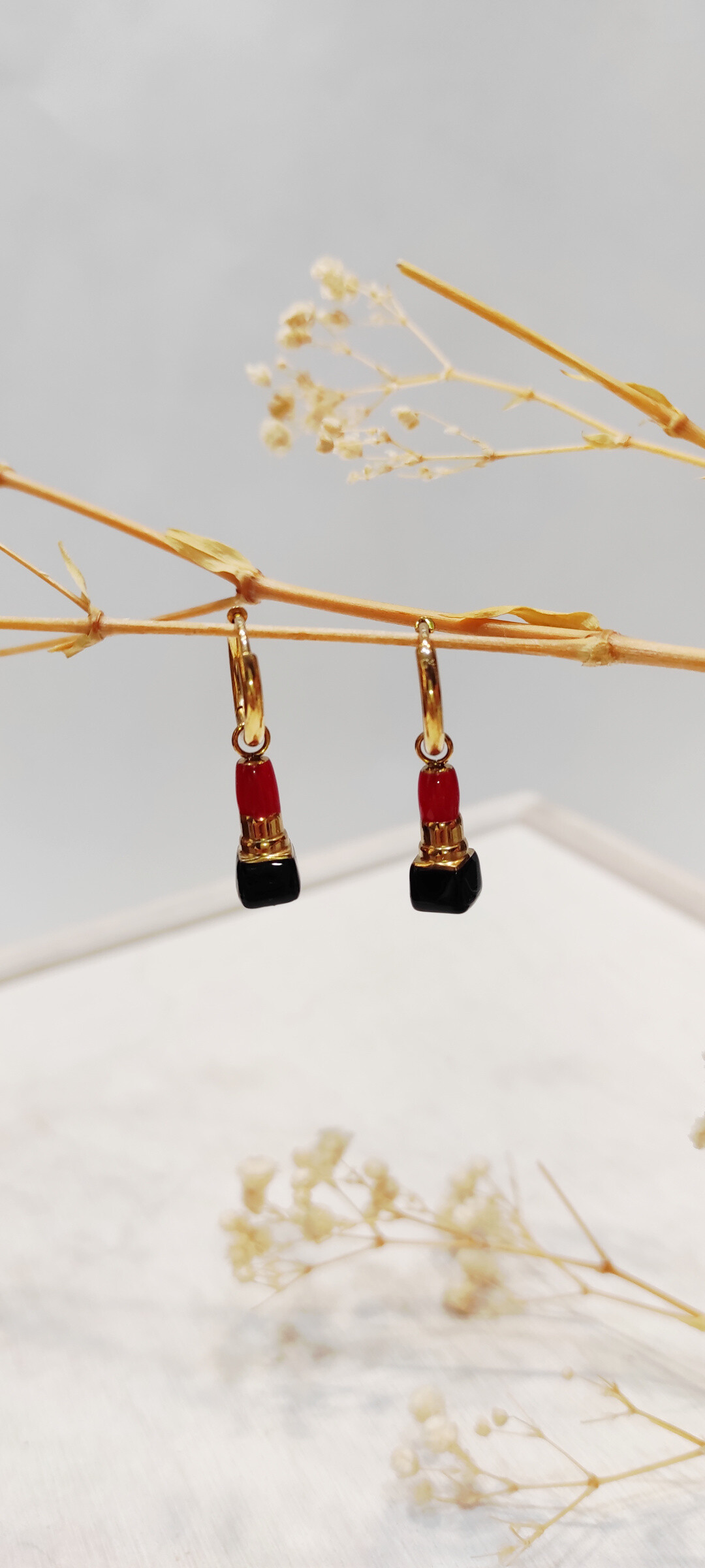 Grossiste Lolo & Yaya - Boucles d'oreilles rouge à lèvres Rosella en acier inoxydable