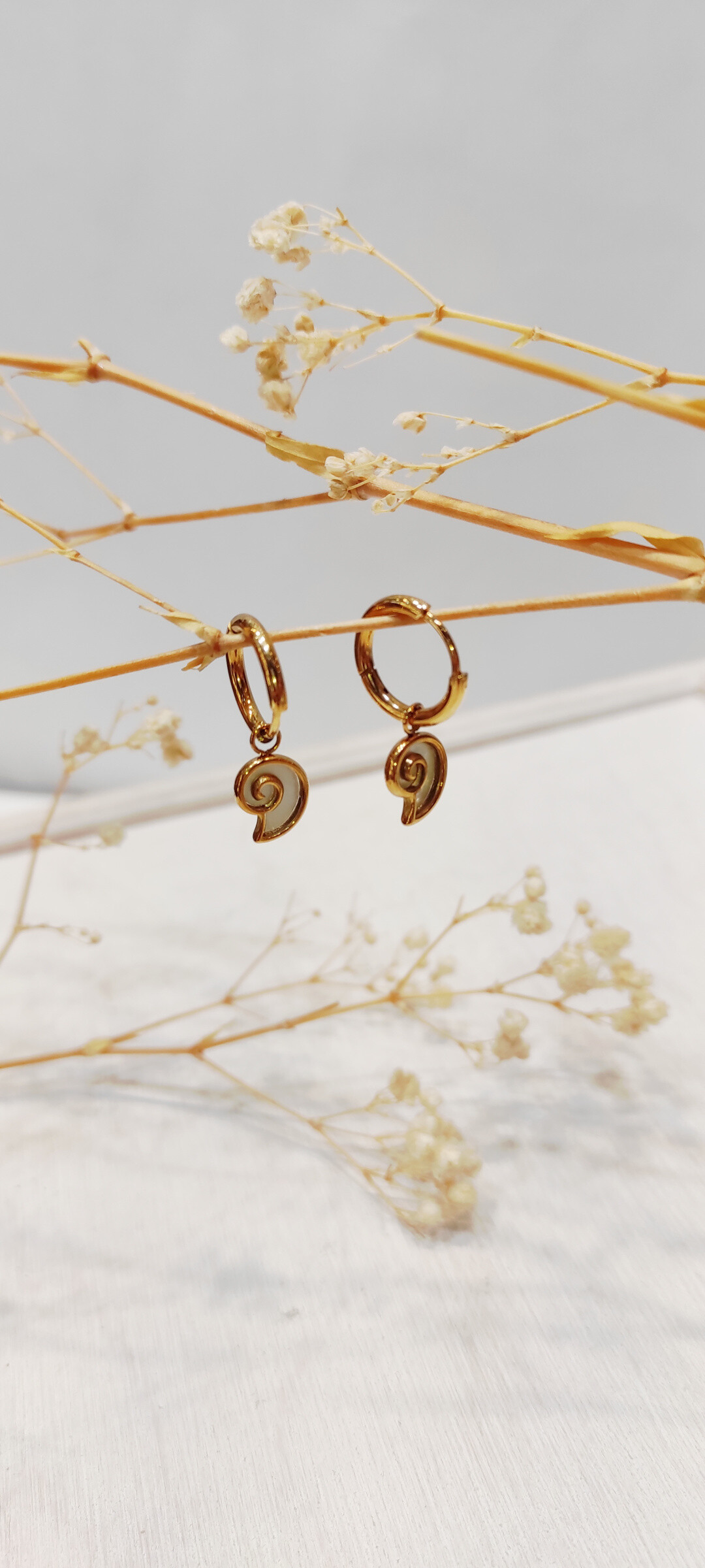 Grossiste Lolo & Yaya - Boucles d’oreilles coquillage nacré Lennon en acier inoxydable