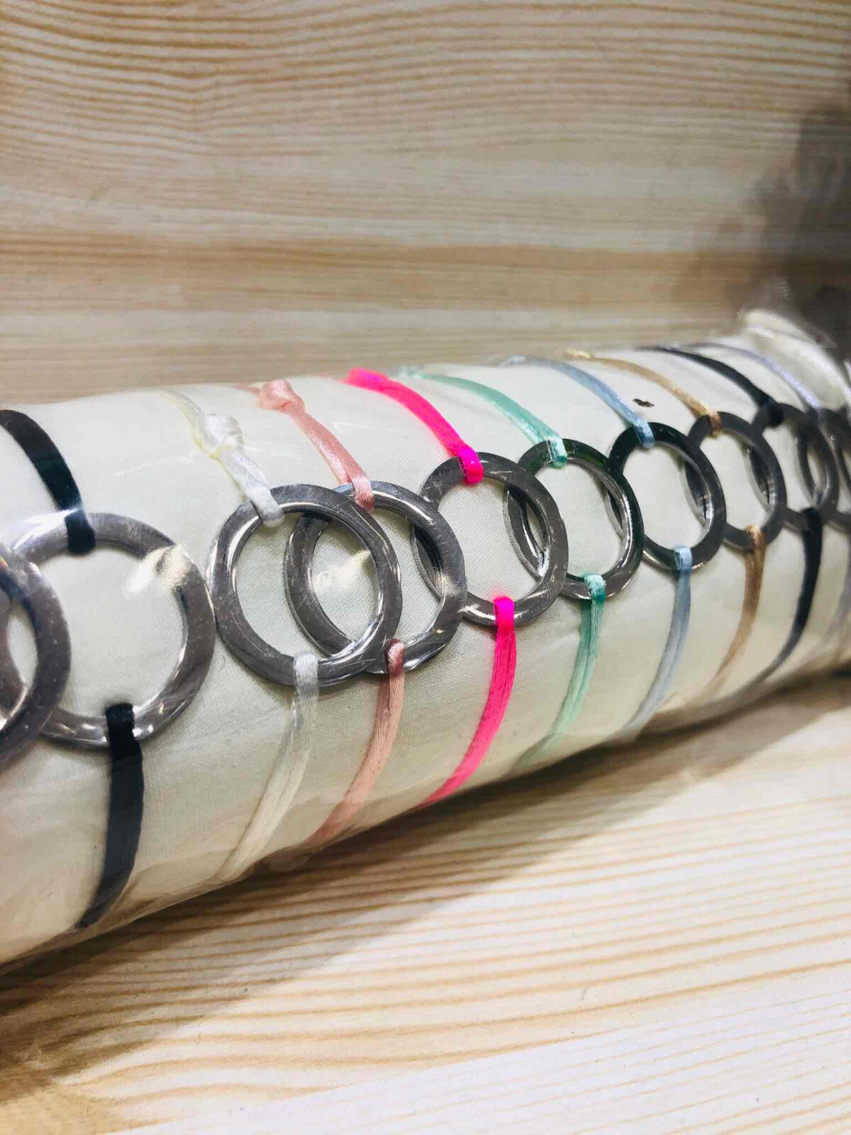 Grossiste LOLO & YAYA - Bracelet Fluo réglable sur Coussin Anneau