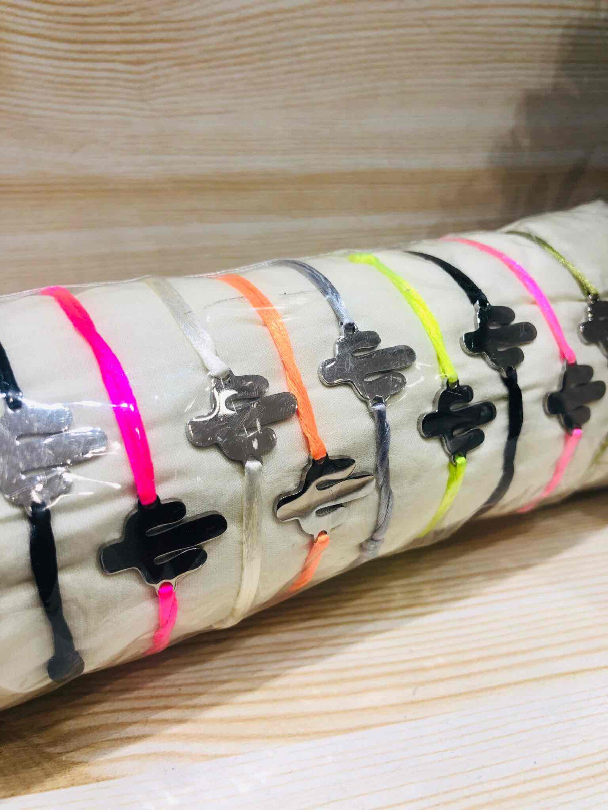 Grossiste LOLO & YAYA - Bracelet Fluo réglable sur Coussin Cactus