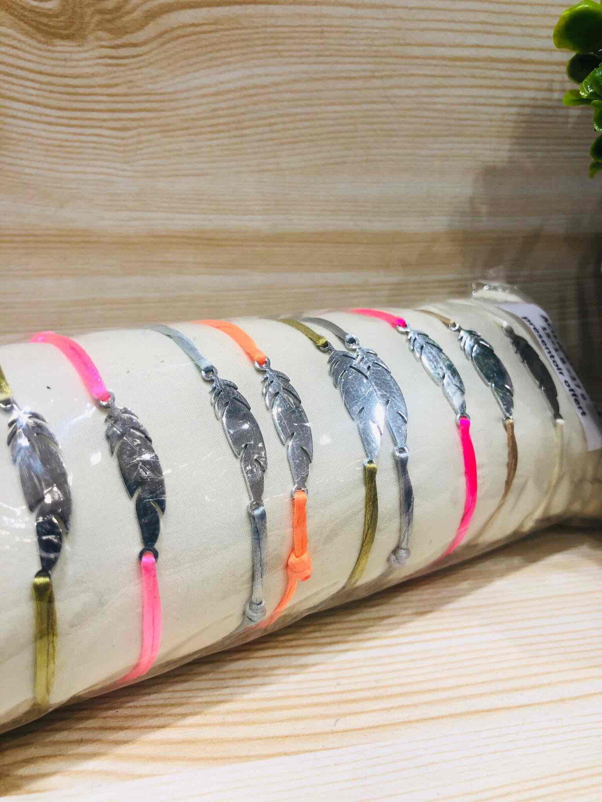 Grossiste LOLO & YAYA - Bracelet Fluo réglable sur Coussin Plume