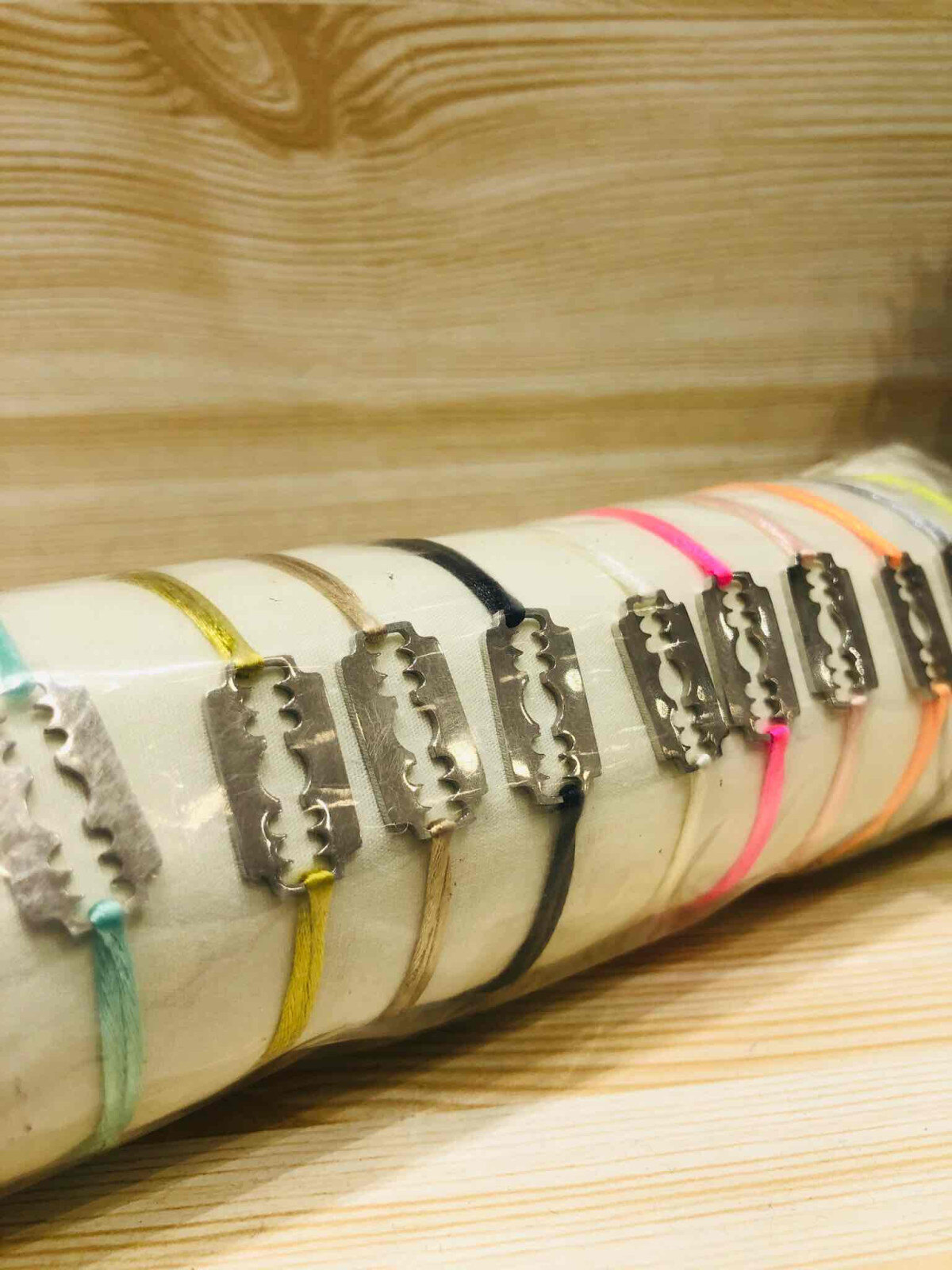 Grossiste LOLO & YAYA - Bracelet Fluo réglable sur coussin Lame de Rasoir
