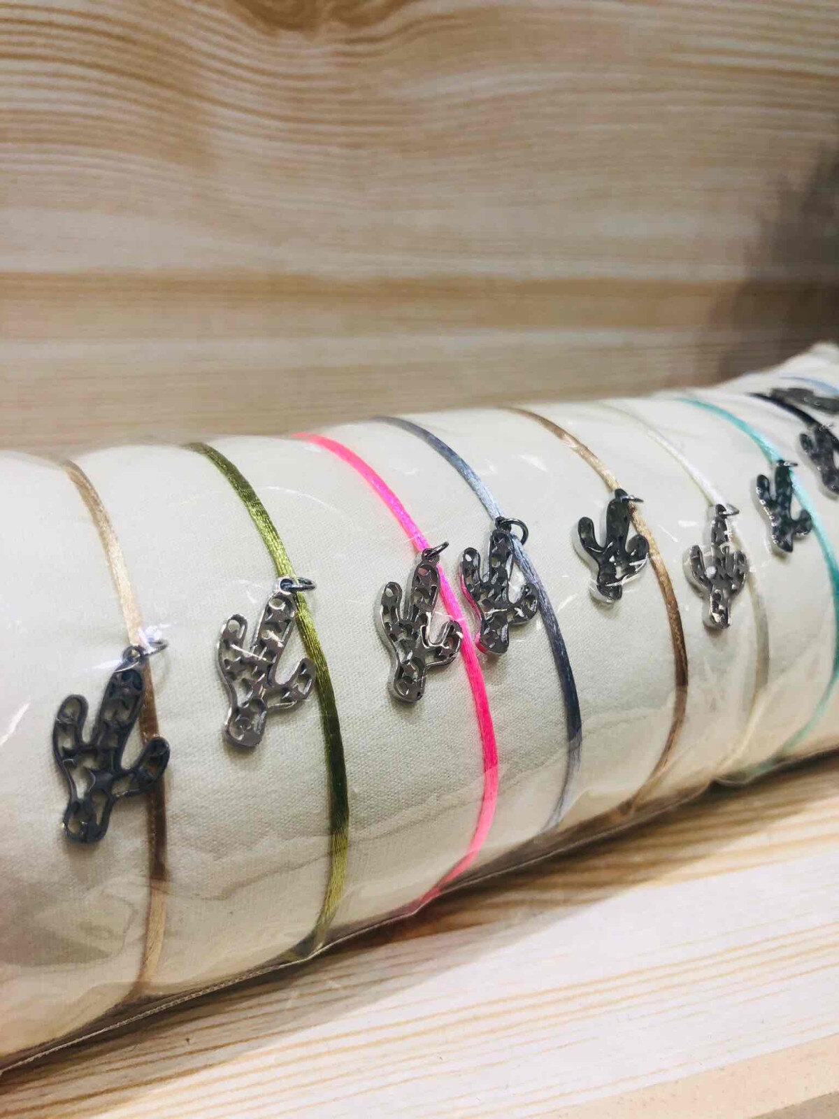 Grossiste LOLO & YAYA - Bracelet Fluo réglable sur coussin Cactus P