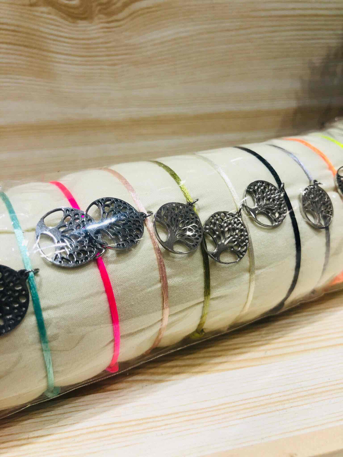 Grossiste LOLO & YAYA - Bracelet Fluo réglable sur Coussin Arbre de vie