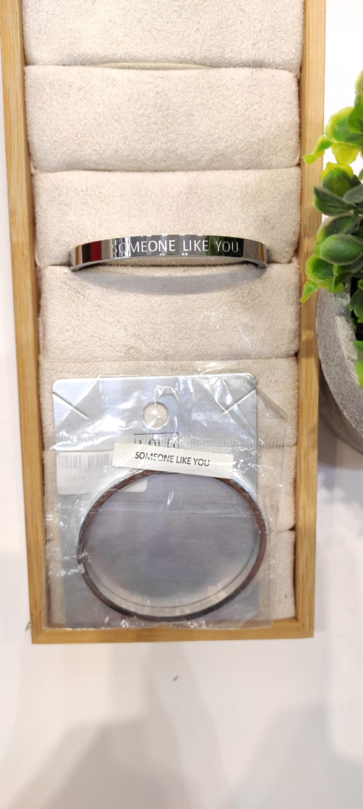 Grossiste LOLO & YAYA - Bracelet large  Jonc Acier  avec message  "Someone like you"