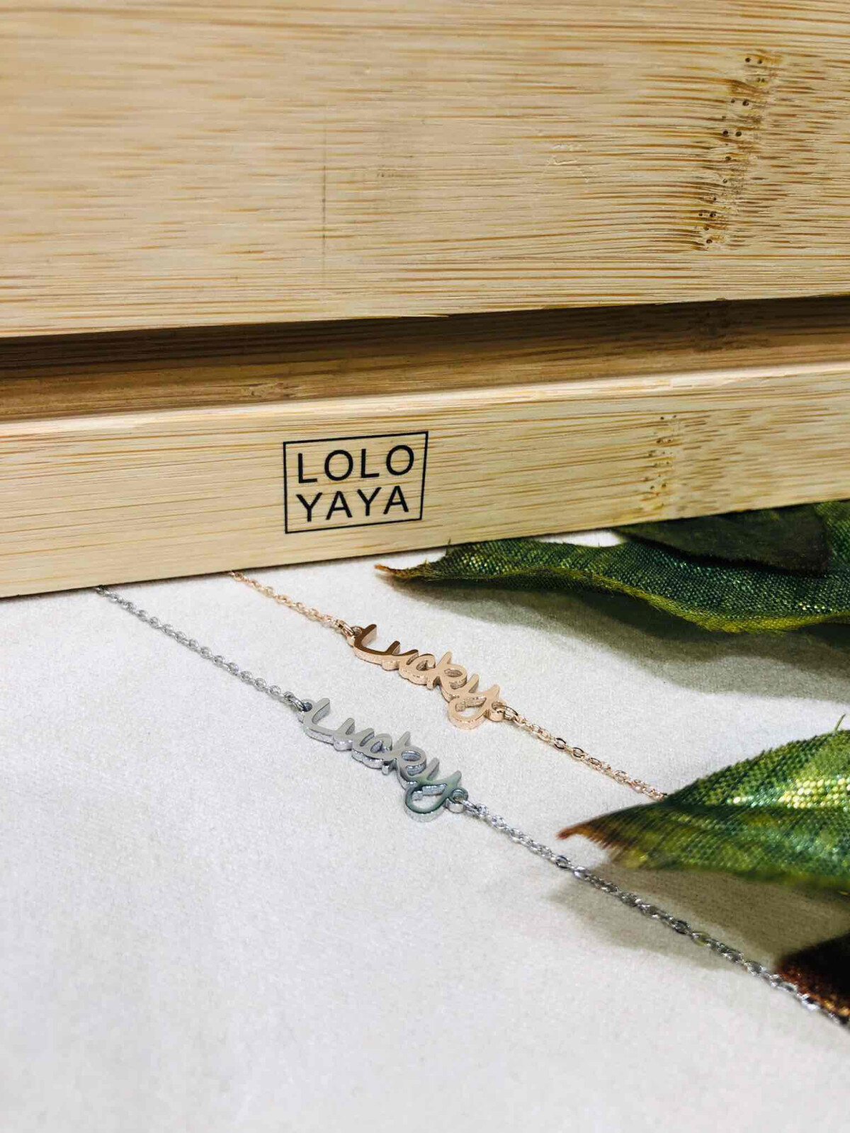 Grossiste LOLO & YAYA - Bracelet Chaîne message "Lucky" en Acier inoxydable