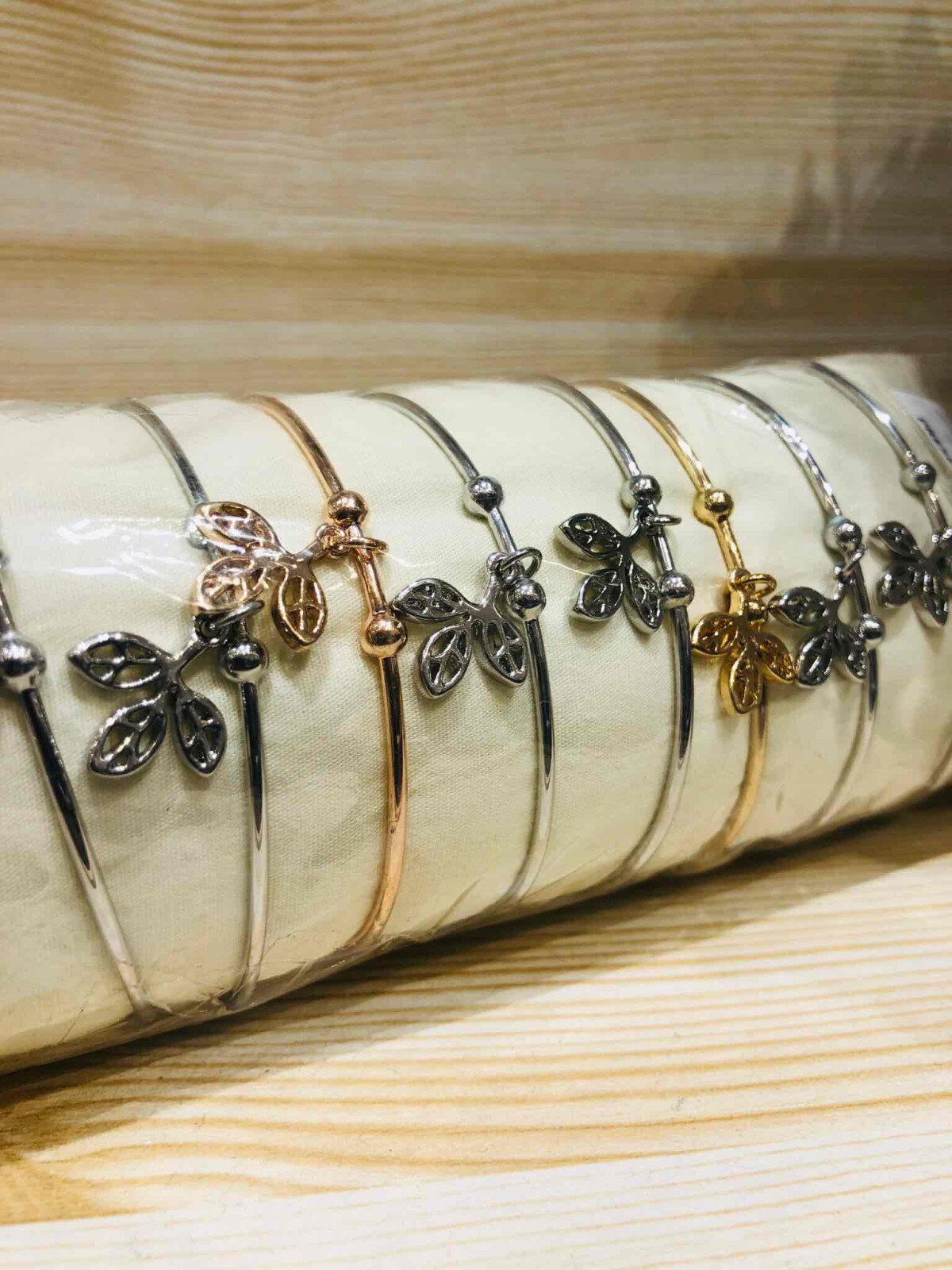 Wholesaler LOLO & YAYA - 3 Flowers Bracelet on Cushion