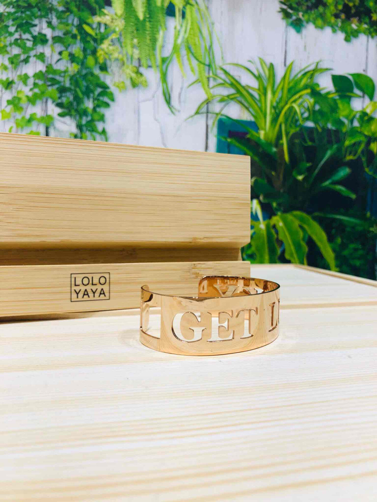 Mayorista LOLO & YAYA - Pulsera de brazalete en acero inoxidable con el mensaje "GET LUCKY"