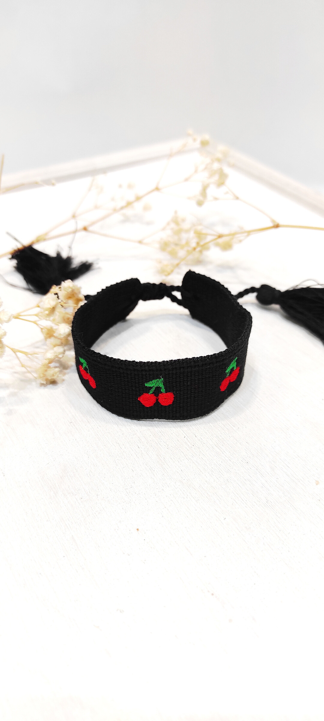 Grossiste Lolo & Yaya - Bracelet avec cerises noeud coulissant en tissu, unité 2€