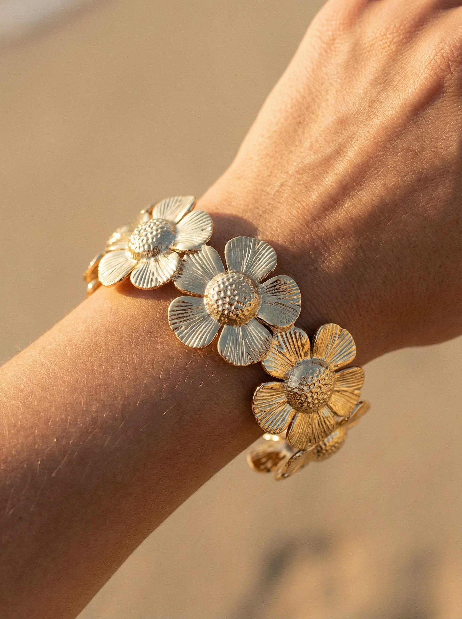 Wholesaler LOLO & YAYA - Adjustable rigid bangle with 5-petal flowers - Stainless steel and elegant