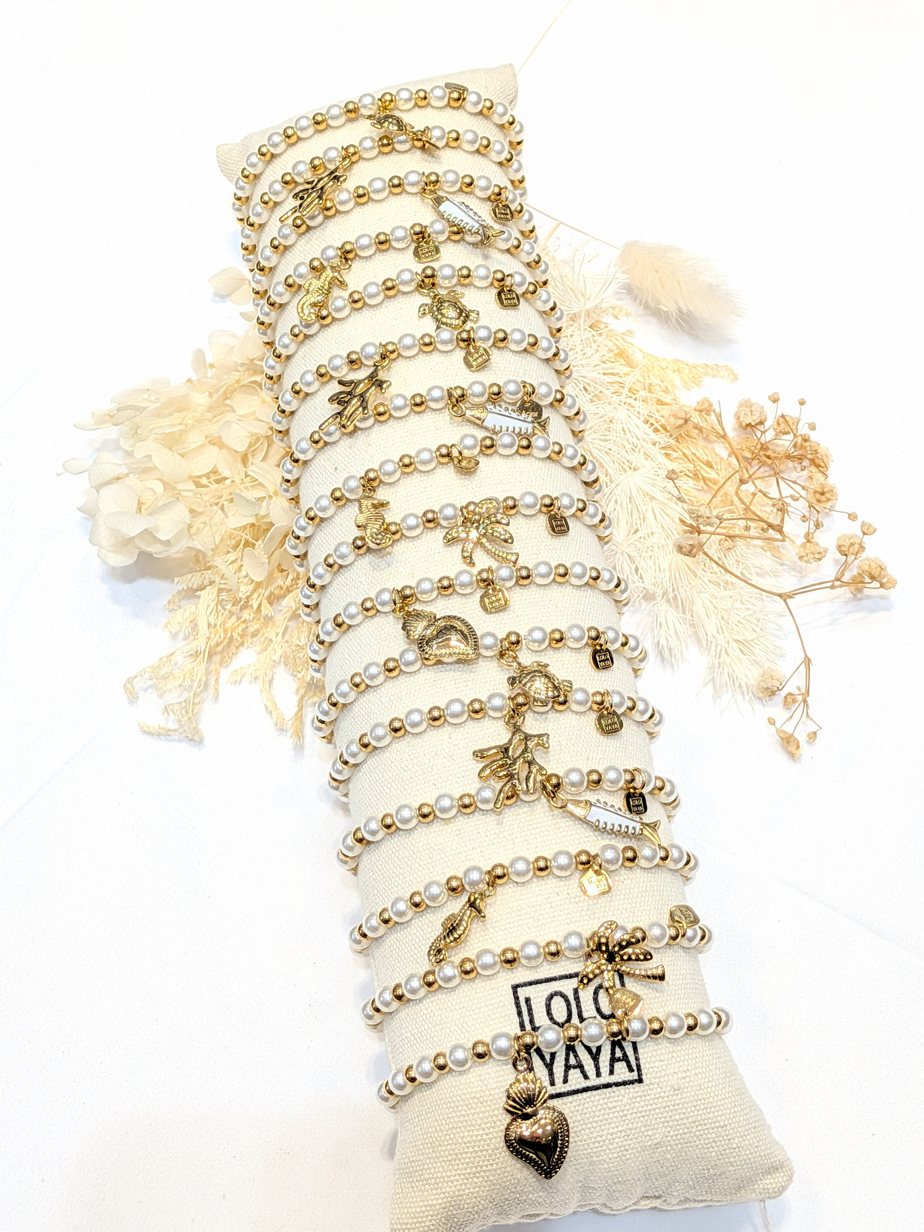 Wholesaler LOLO & YAYA - Set of 16 mixed elastic bracelets with charms, € 3 90/pc