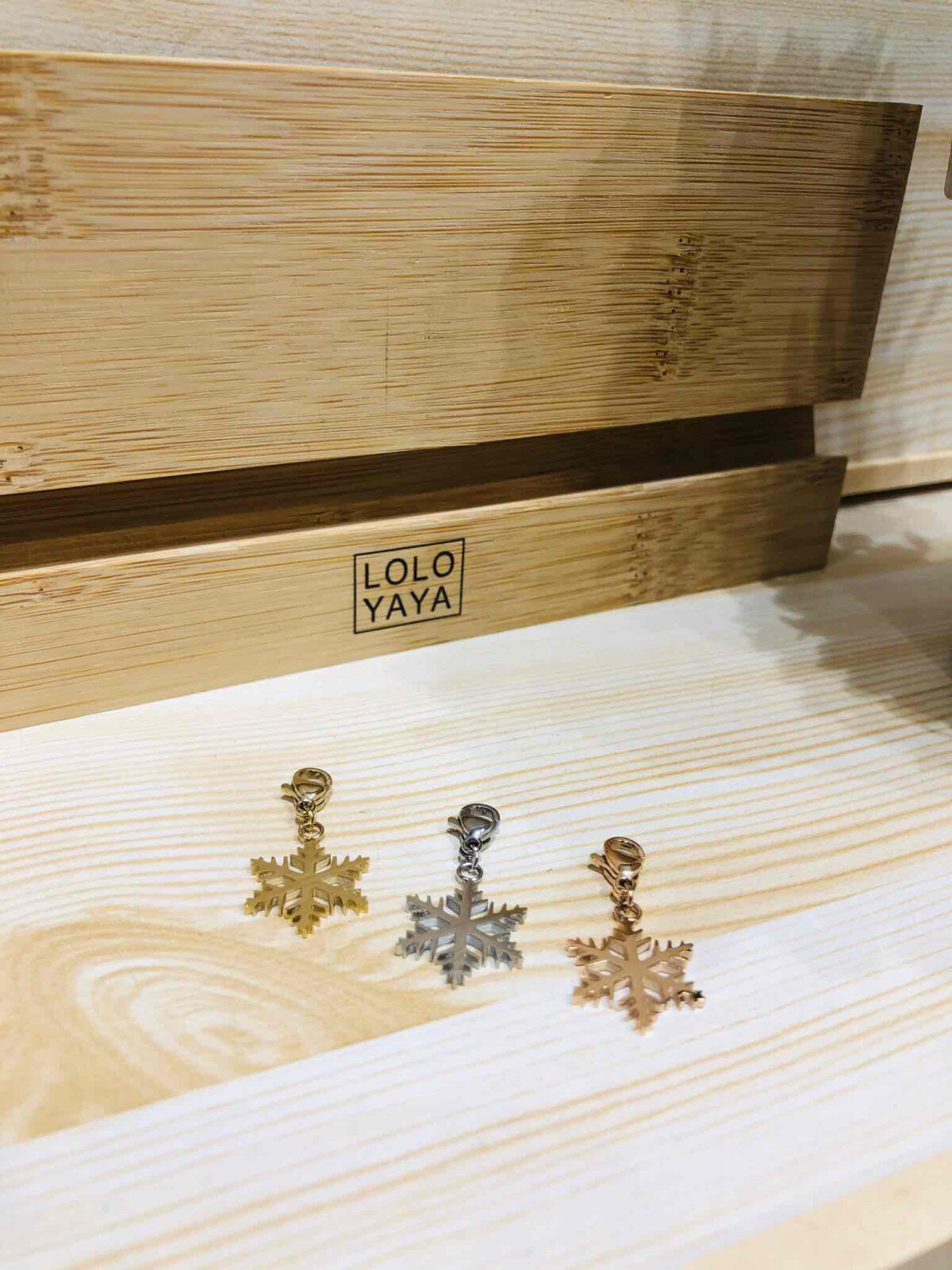 Grossiste LOLO & YAYA - Pendentif Flocon de Neige mini en Acier inoxydable