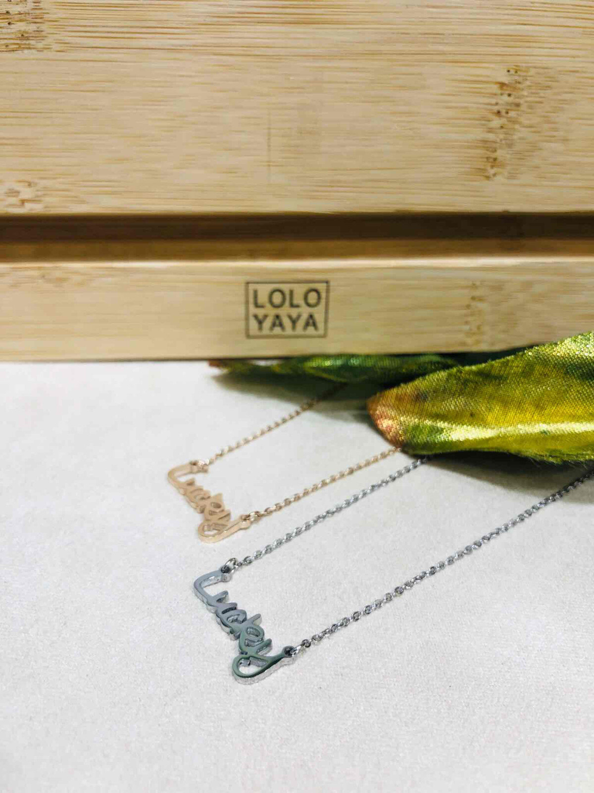 Grossiste LOLO & YAYA - Collier Chaîne message "Lucky" en Acier inoxydable
