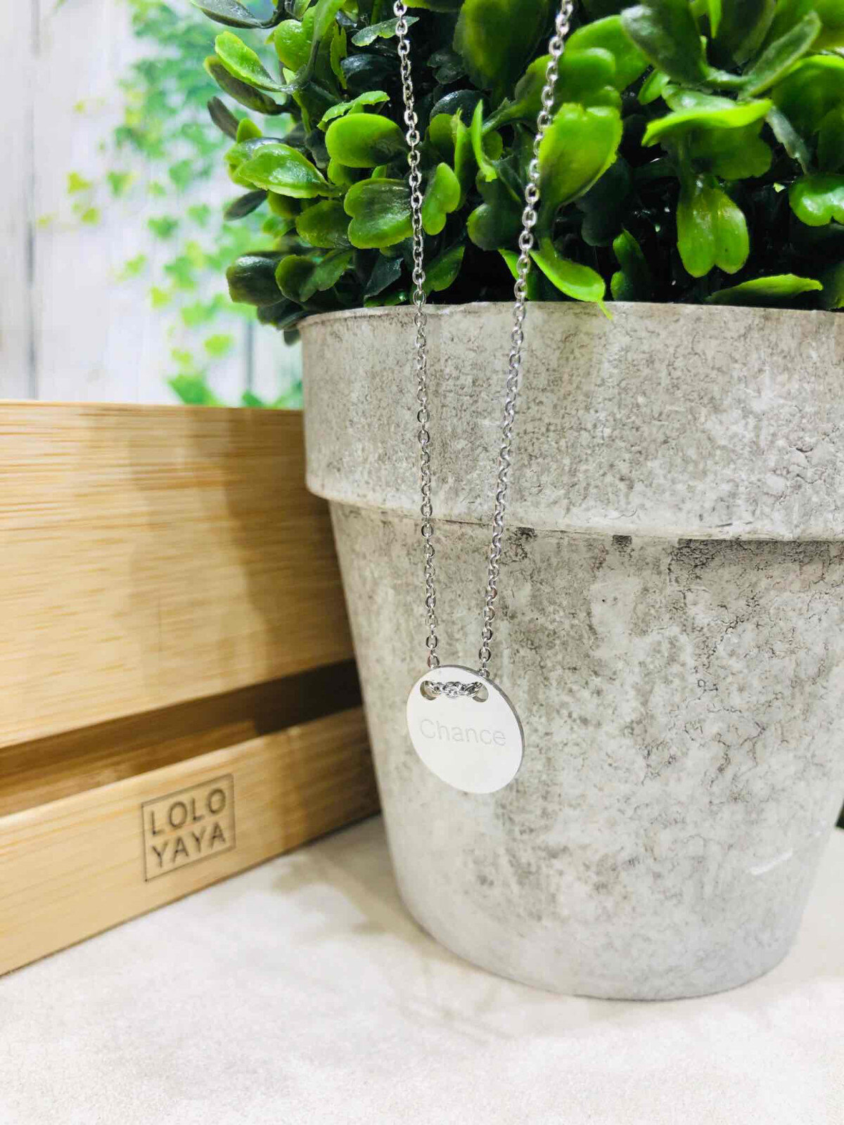 Grossiste LOLO & YAYA - Collier Chaîne avec message "Chance" en Acier inoxydable