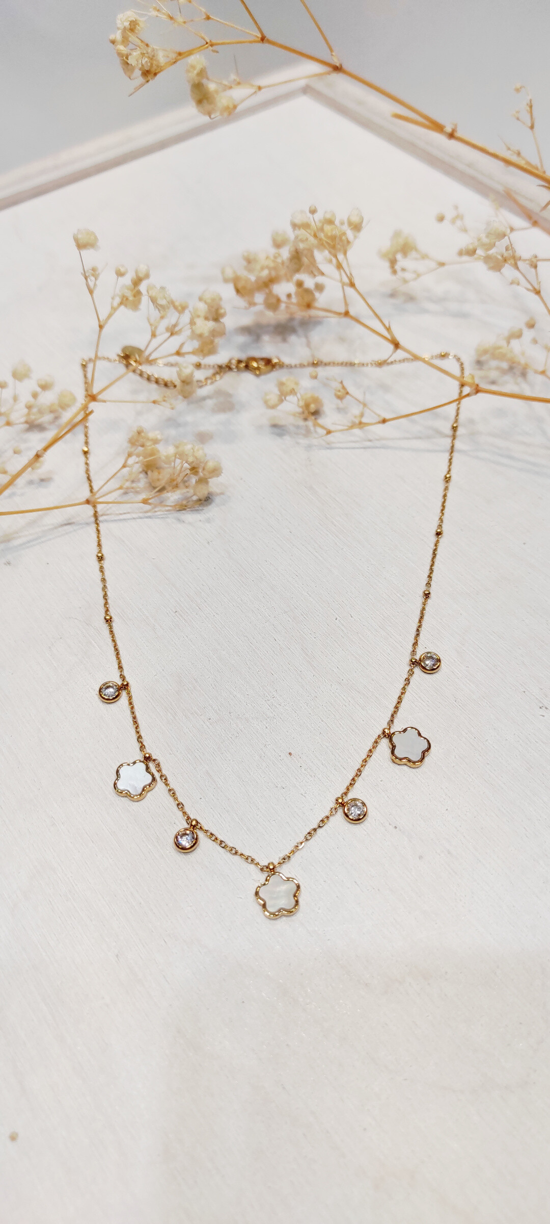 Grossiste Lolo & Yaya - Collier avec fleurs et strass Serenity en acier inoxydable