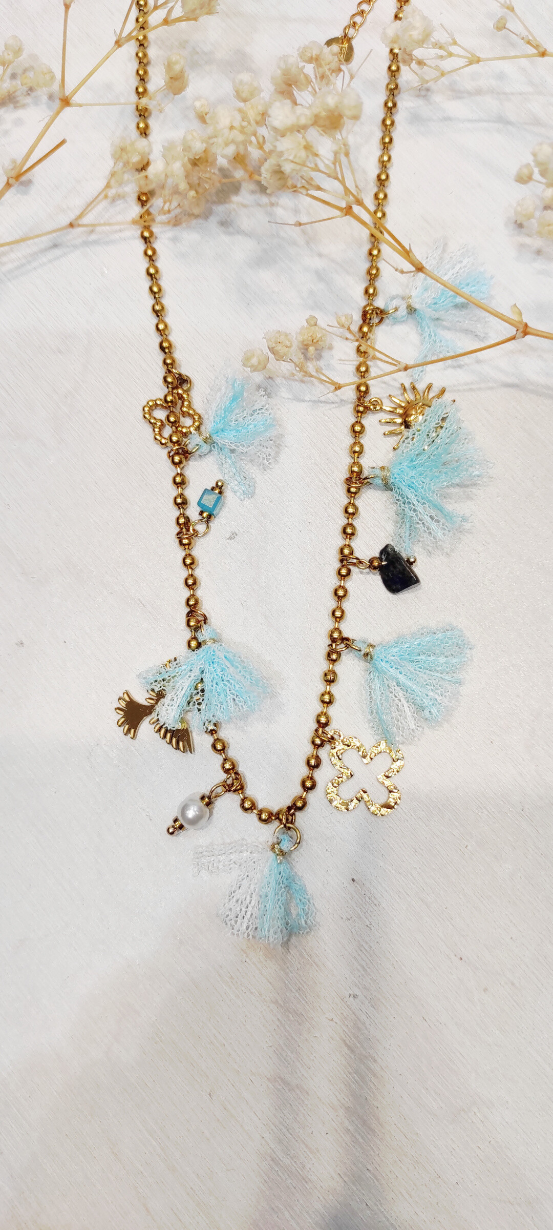 Grossiste Lolo & Yaya - Collier grosse maille avec charms et pompoms Eliza
