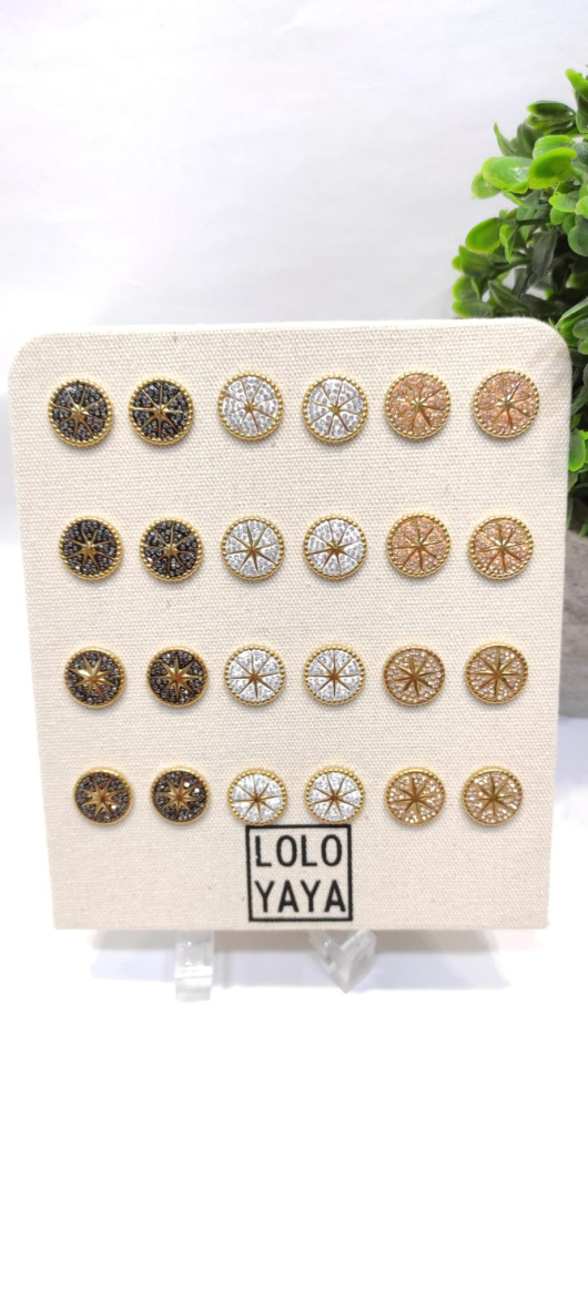 Wholesaler LOLO & YAYA - Rhinestone chip earrings on free display