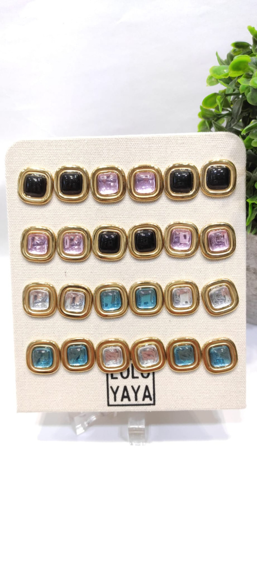 Wholesaler LOLO & YAYA - Stud earrings on a free display