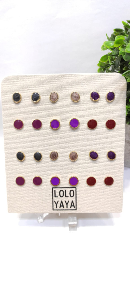 Wholesaler LOLO & YAYA - Enamel chip earrings on free display