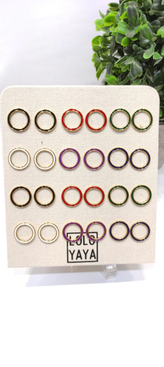 Wholesaler LOLO & YAYA - Enamel chip earrings on free display