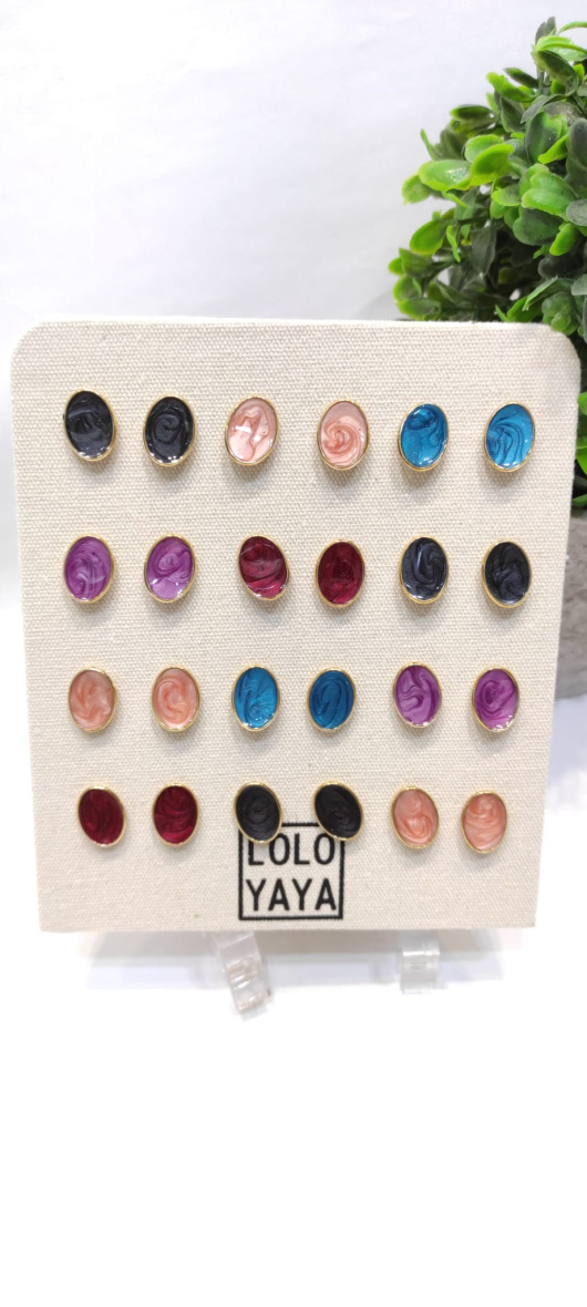 Wholesaler LOLO & YAYA - Enamel chip earrings on free display