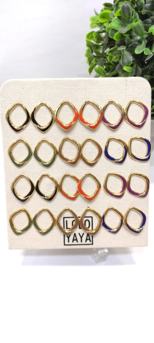 Wholesaler LOLO & YAYA - Enamel chip earrings on free display