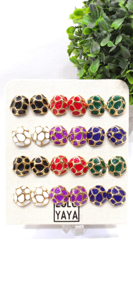 Wholesaler LOLO & YAYA - Enamel chip earrings on free display