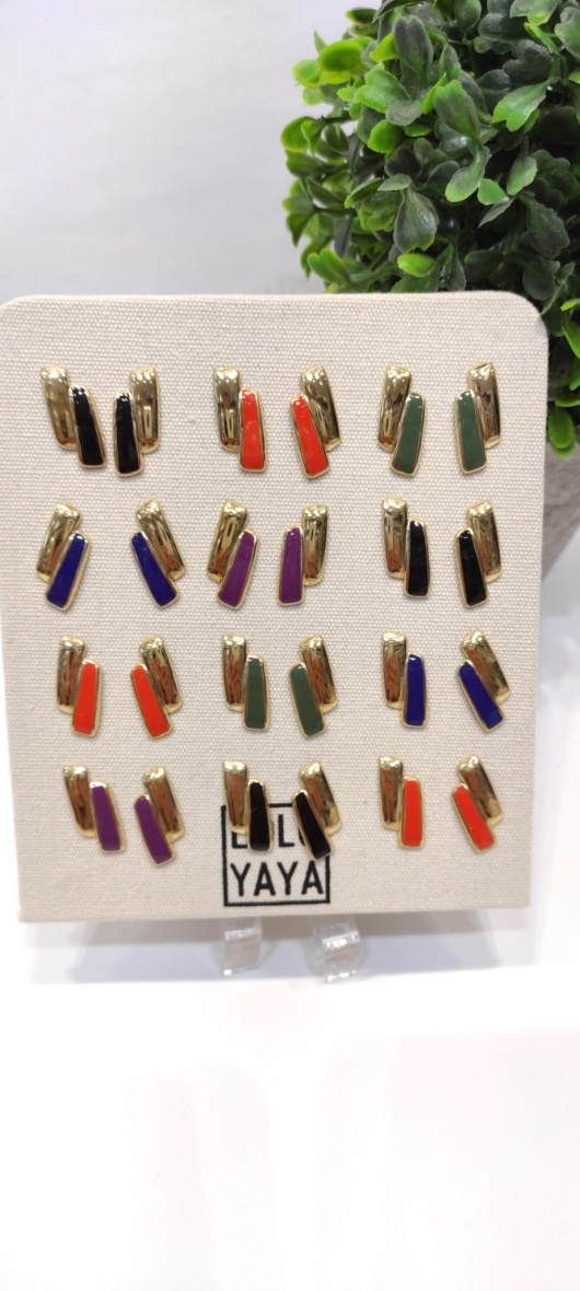 Wholesaler LOLO & YAYA - Enamel chip earrings on free display