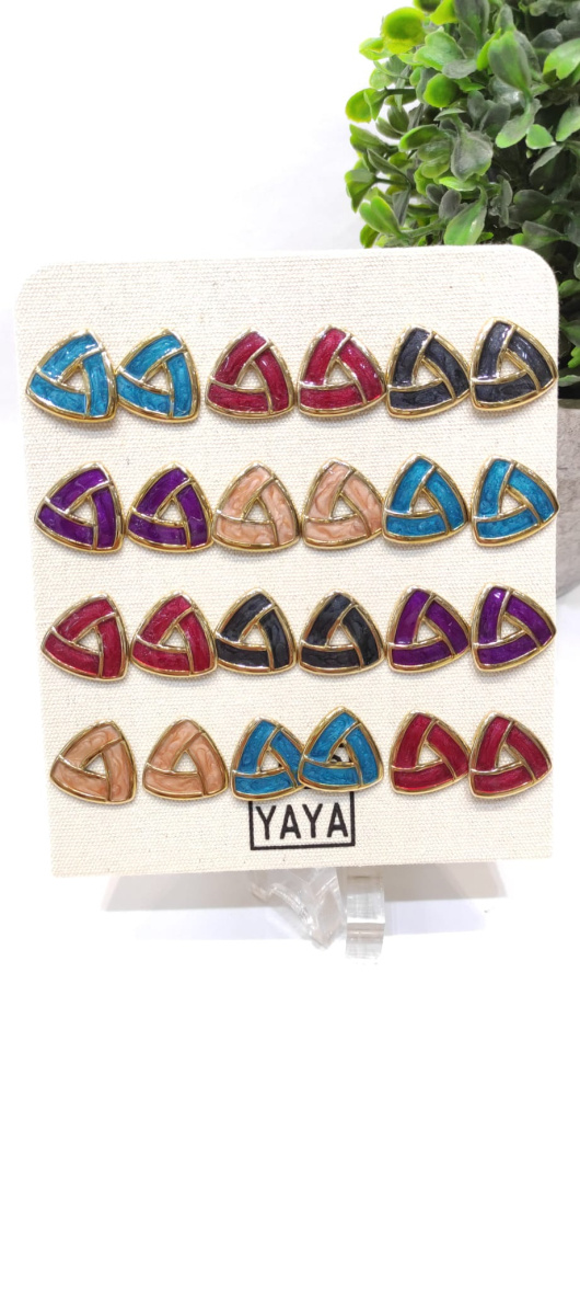 Wholesaler LOLO & YAYA - Enamel chip earrings on free display