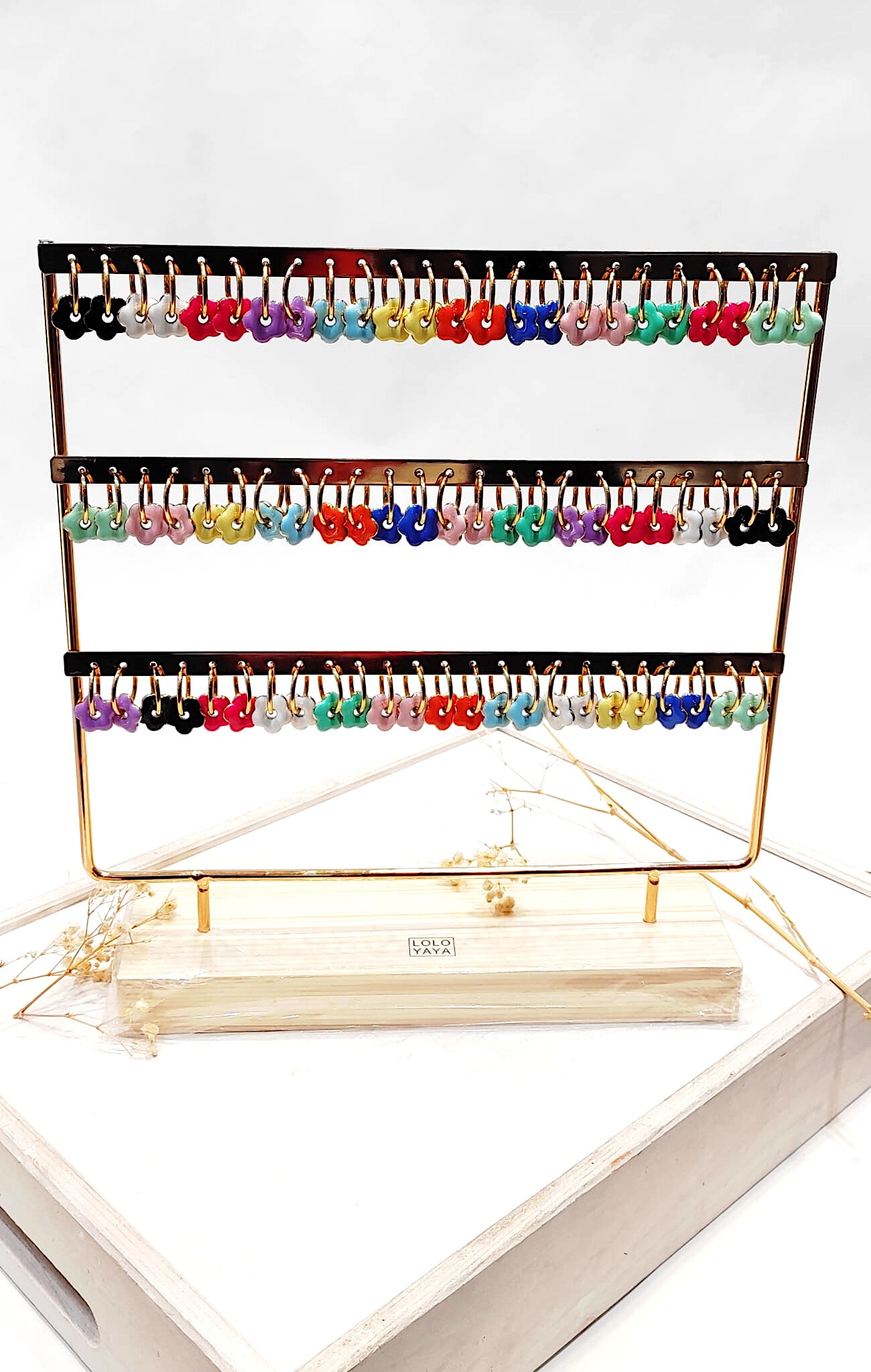 Grossiste Lolo & Yaya - Lot de 36 boucles d’oreilles 3€50/pcs en acier sur présentoir à 12€