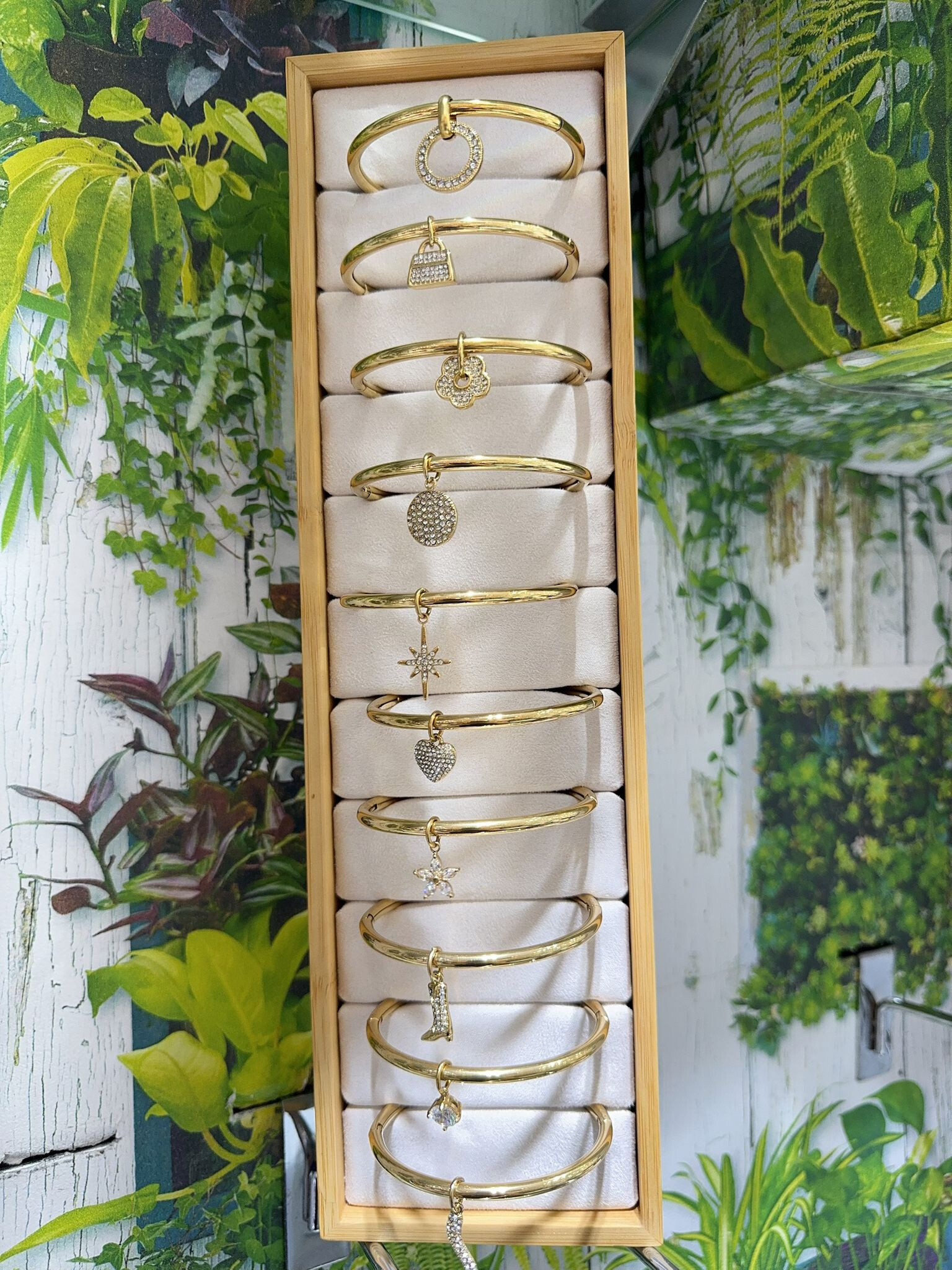 Mayorista Lolo & Yaya - Lote de 10 pulseras de acero con dijes de strass en exposición 10 €, 4,90 €/ud.