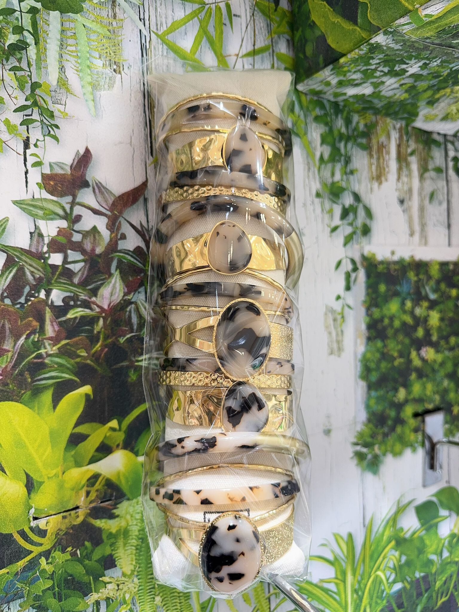 Wholesaler Lolo & Yaya - set of 12 steel leopard bangle bracelets on free display, €4.90/pcs