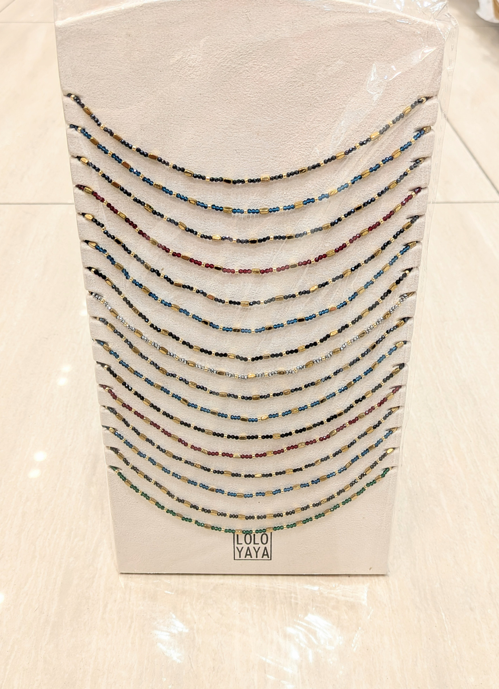 Wholesaler LOLO & YAYA - Set of 16 brilliant necklaces, or € 4 50/the PC on display