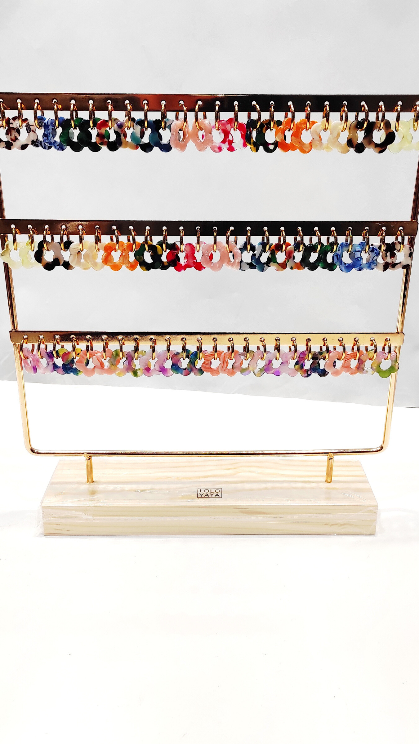 Wholesaler Lolo & Yaya - Set of 36 earrings/€ 3.50 per steel PC on display at 12 €