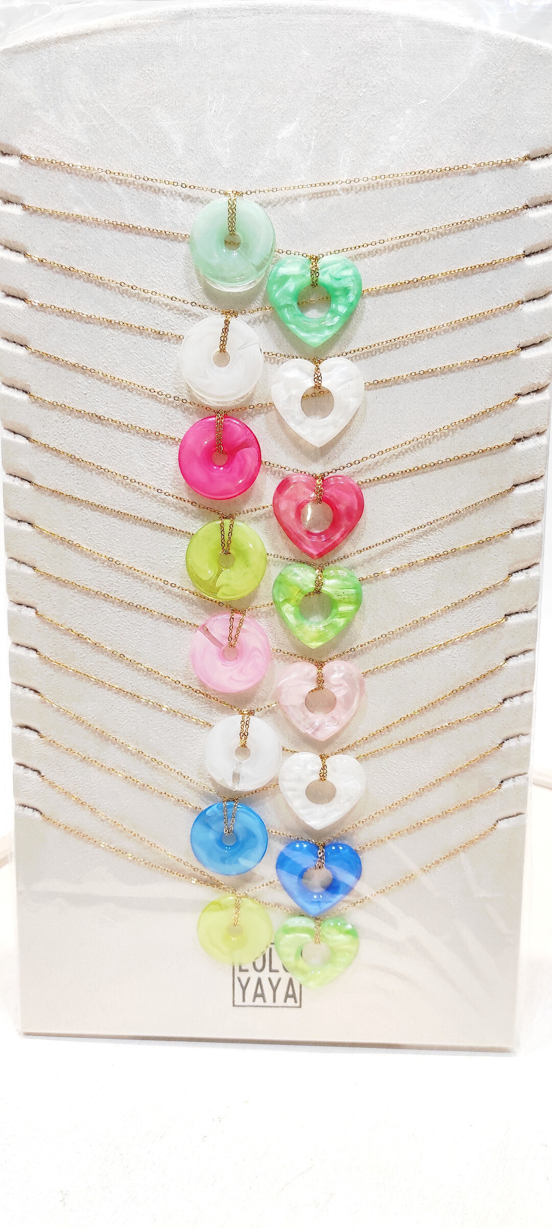 Mayorista Lolo & Yaya - Conjunto de 16 collares de resina en la pantalla mostrada/€ 3 50 por unidad