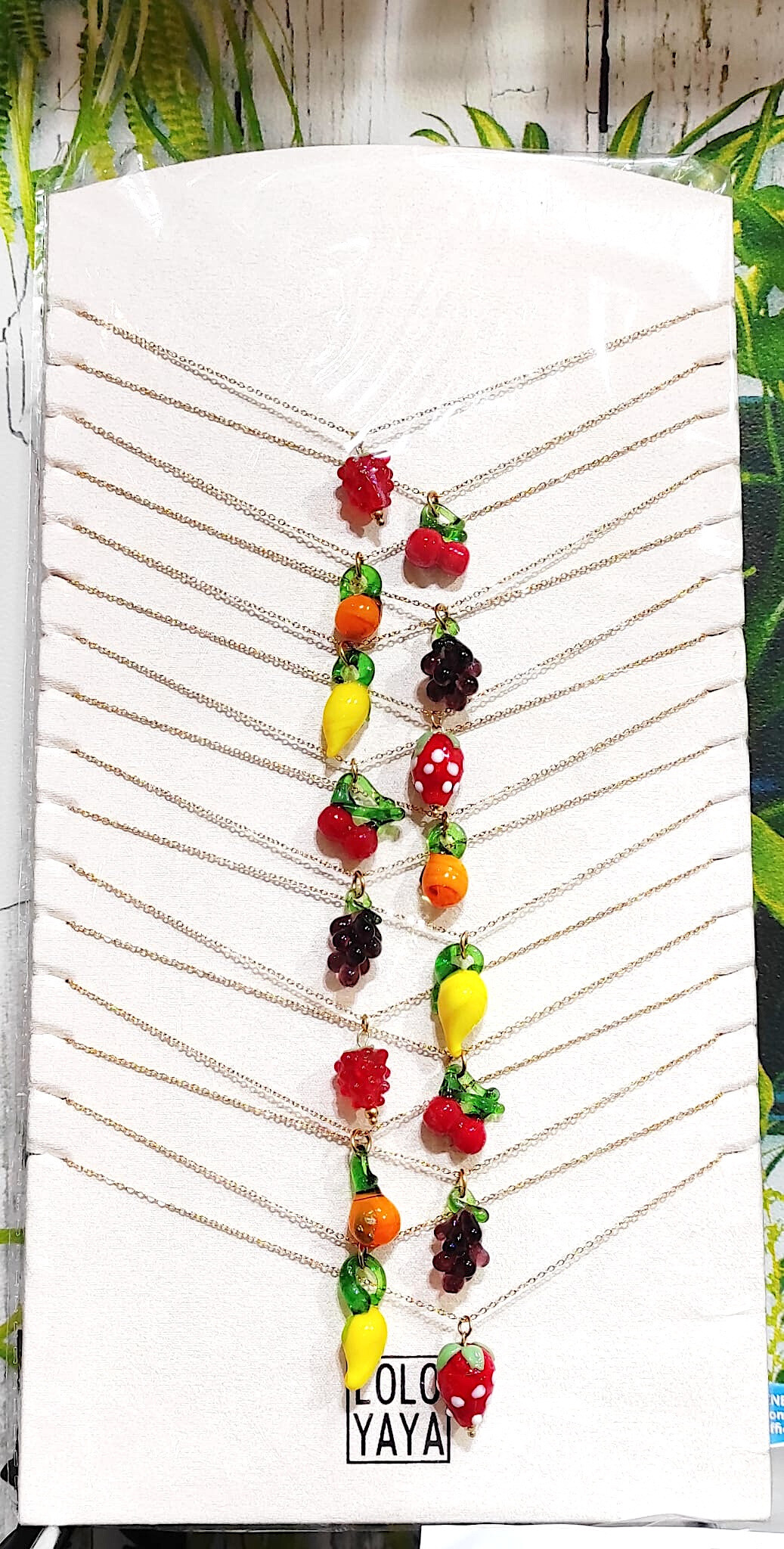 Wholesaler Lolo & Yaya - Set of 16 necklaces with fruit charms, 3 € 90/pc