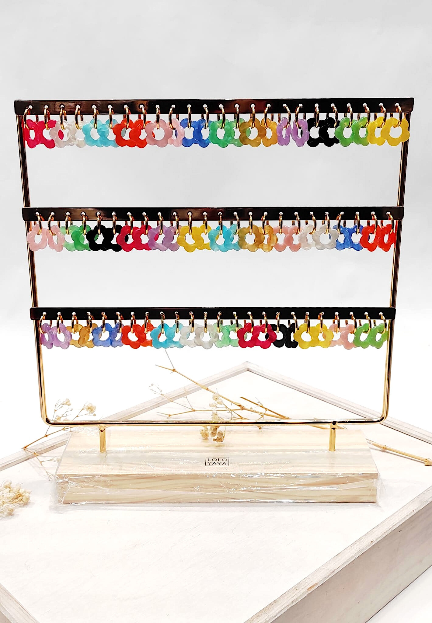 Grossiste Lolo & Yaya - Lot de 36 boucles d'oreilles fleurs, 3€50/pcs en acier sur présentoir à 12€