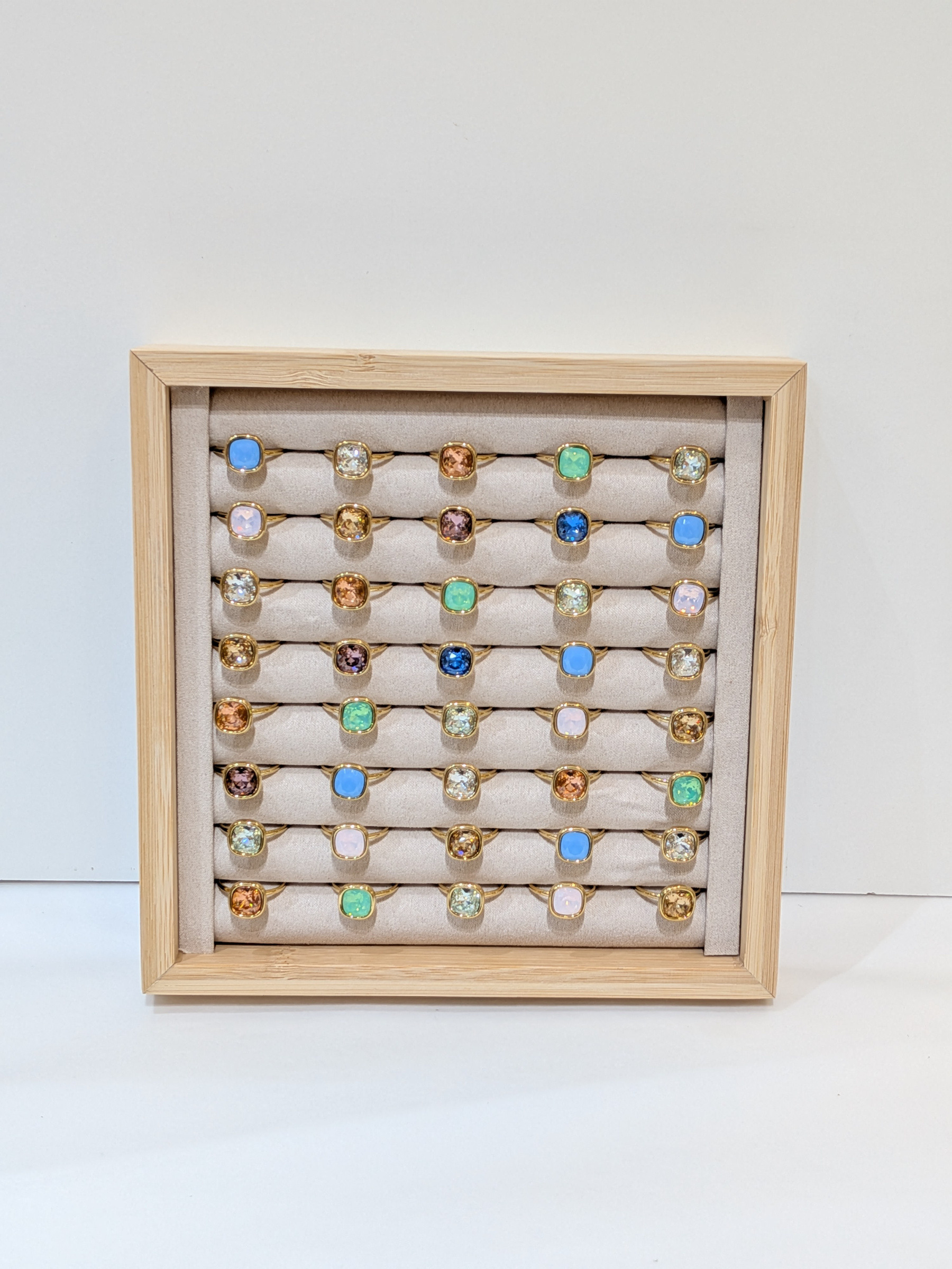 Wholesaler LOLO & YAYA - Set of 40 gemstone rings with complimentary display stand