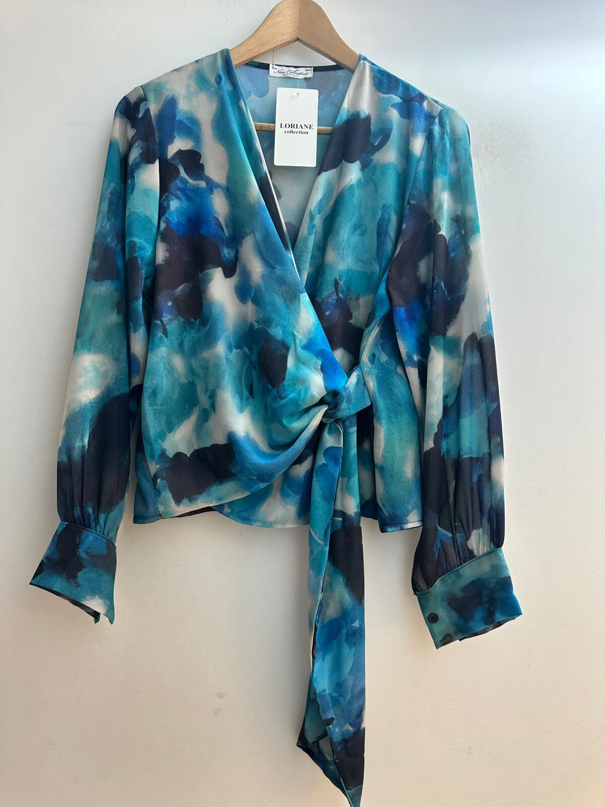 Grossiste Loriane - Blouse imprimée, cache-cœur à nouer