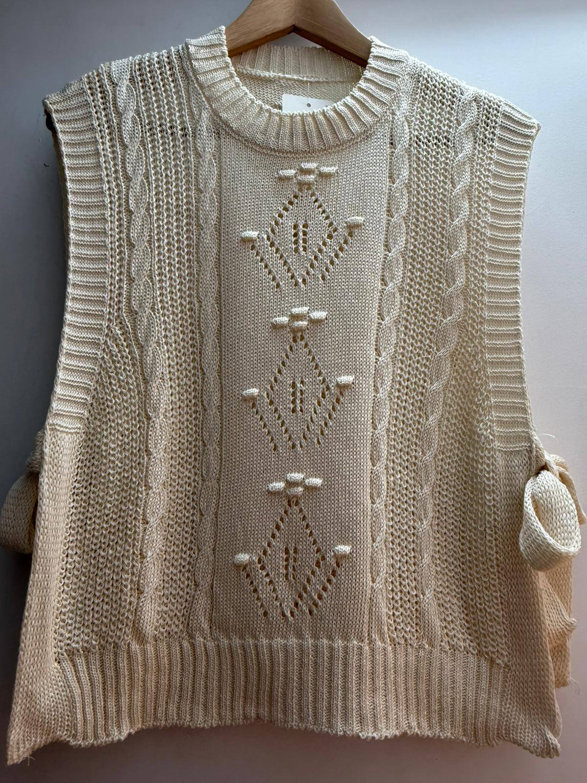 Grossiste Loriane - Poncho pull à détail torsadé